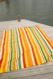 Keltainen ja punainen raidallinen peitto Keltainen ja punainen