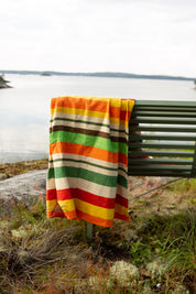 Keltainen ja punainen raidallinen peitto Keltainen ja punainen