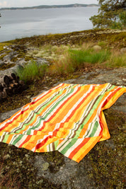 Keltainen ja punainen raidallinen peitto Keltainen ja punainen