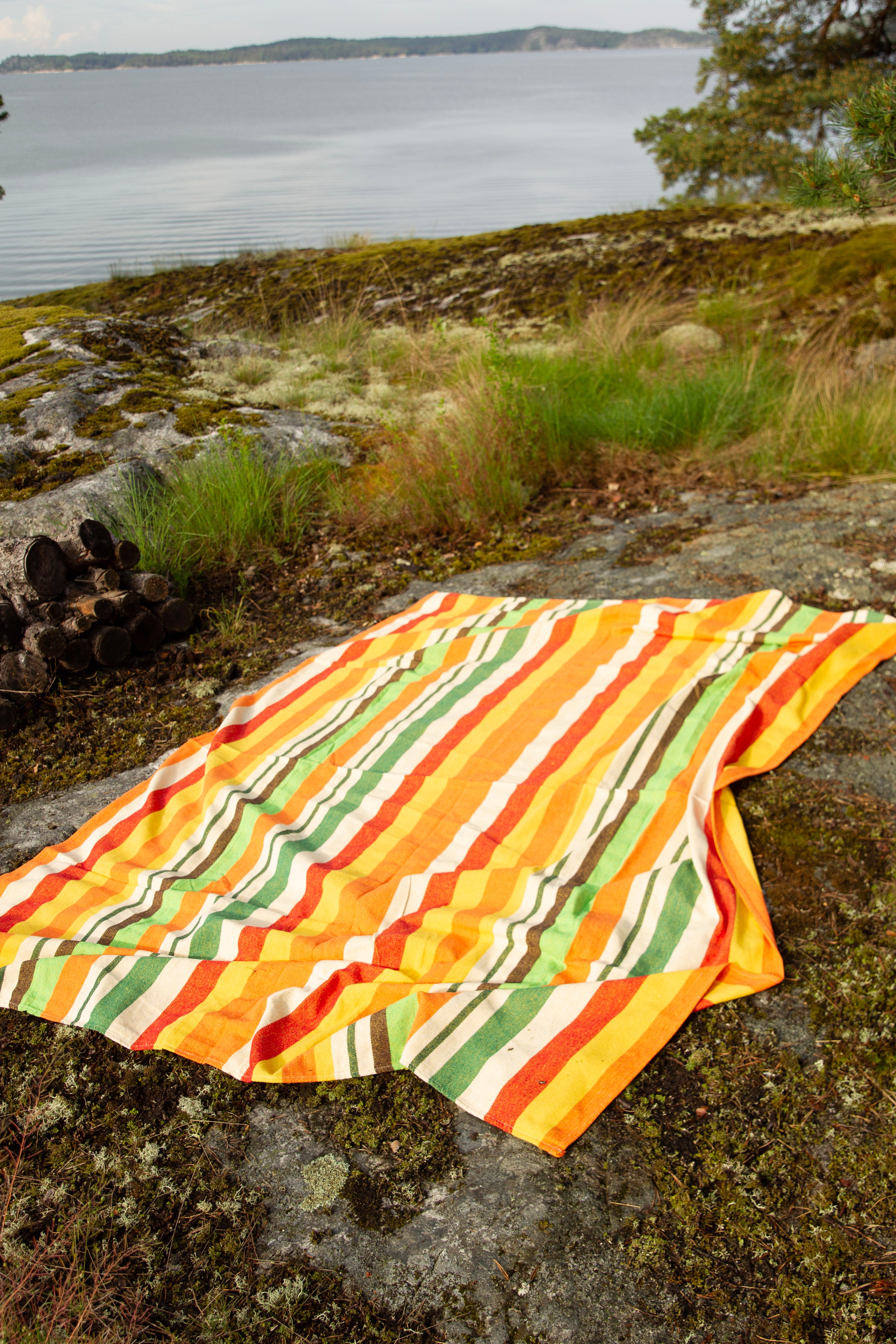 Keltainen ja punainen raidallinen peitto Keltainen ja punainen