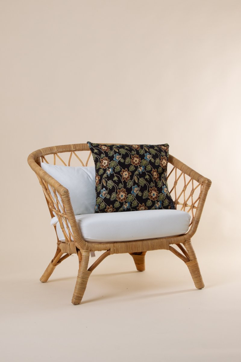 Musta kukkainen tyynynpäällinen Älvadalen musta pohjakukkaprintti