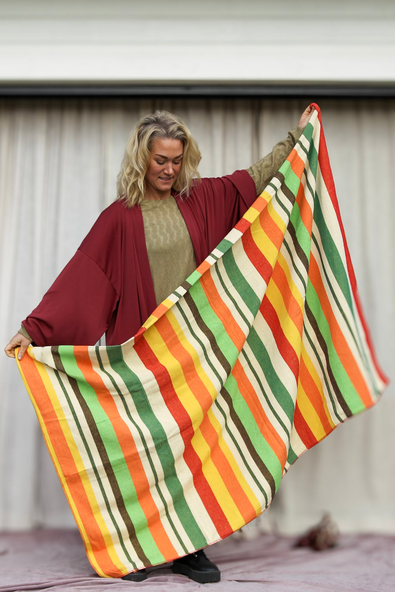 Keltainen ja punainen raidallinen peitto Keltainen ja punainen