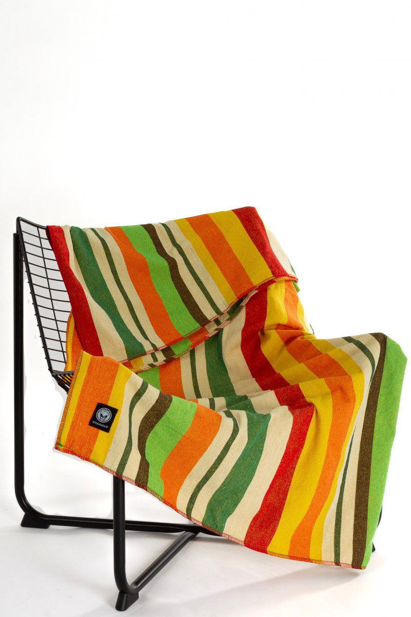 Keltainen ja punainen raidallinen peitto Keltainen ja punainen