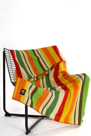 Keltainen ja punainen raidallinen peitto Keltainen ja punainen