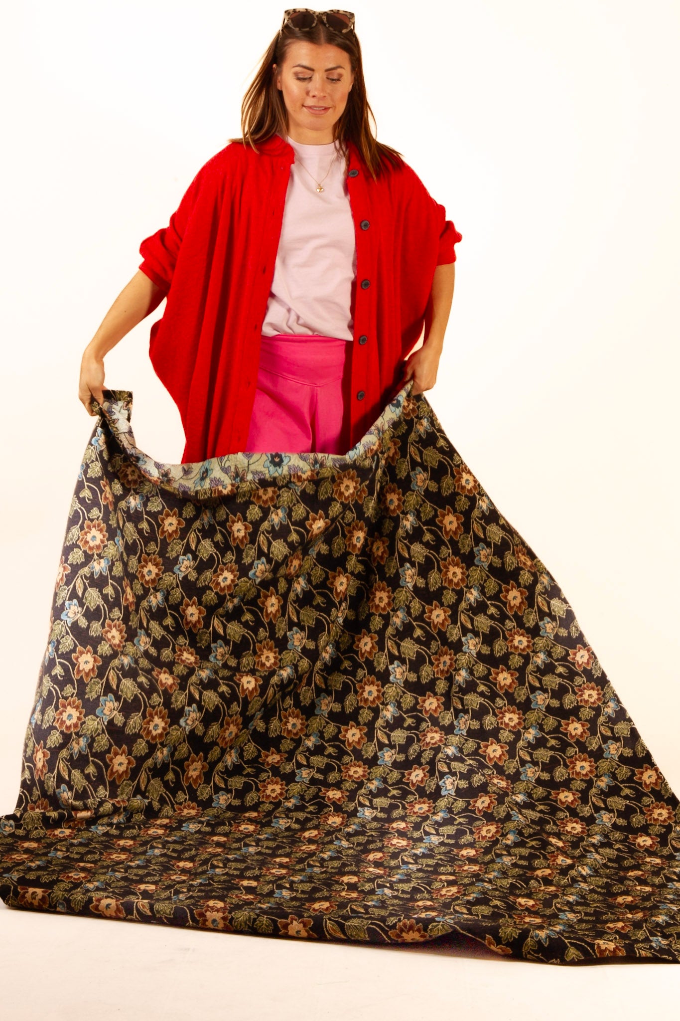 Musta kukkahuopa Älvadalen musta pohjakukkaprintti