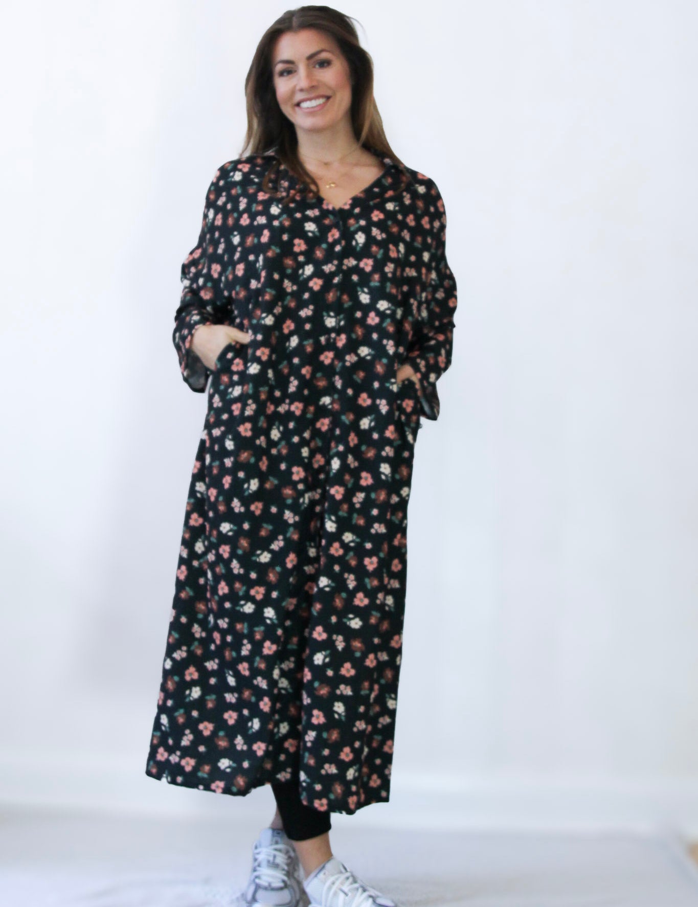 Svart_Blommig_Klanning_Sahara_Longsleeve_Black_Flower_251_147672b0-70f9-4af3-ab93-eb0f48e00576.jpg