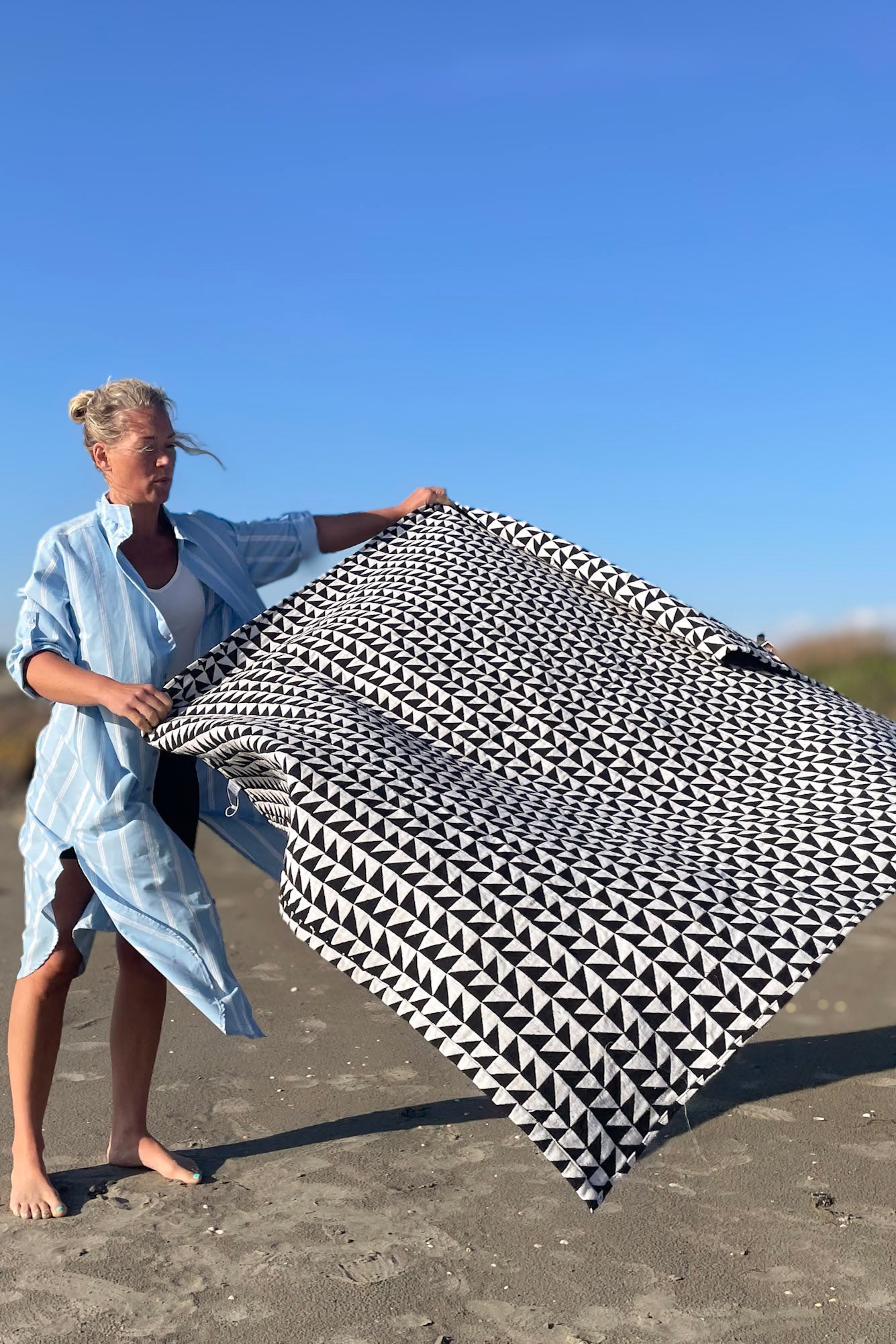 Mustavalkoinen kuviollinen peitto Älvadalen mustavalkoinen kolmioprintti