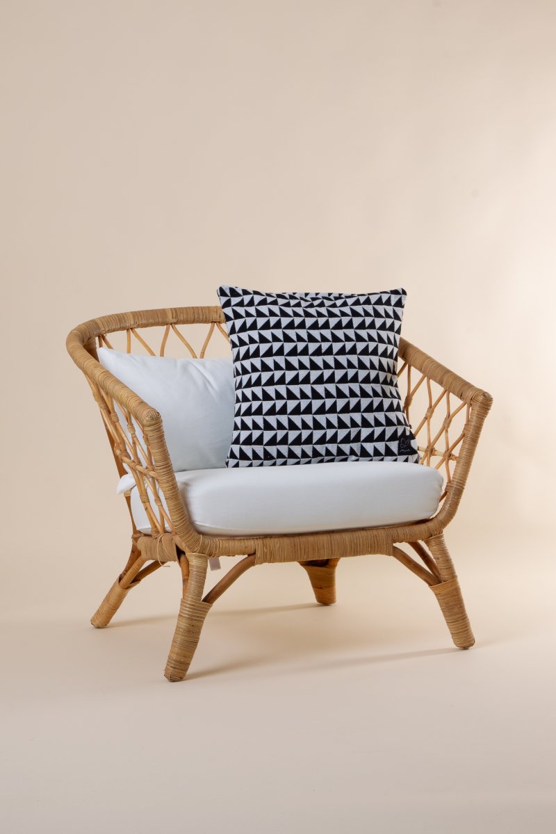 Mustavalkoinen kuviollinen tyynynpäällinen Älvadalen mustavalkoinen kolmioprintti