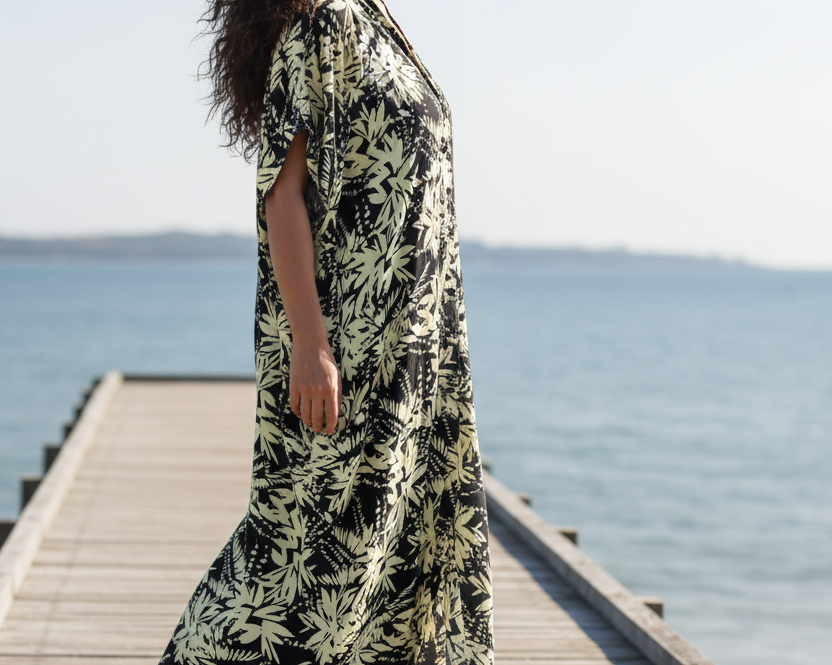 Svartvit bladmönstrad Flower Sea-kaftan buren knäppt som klänning