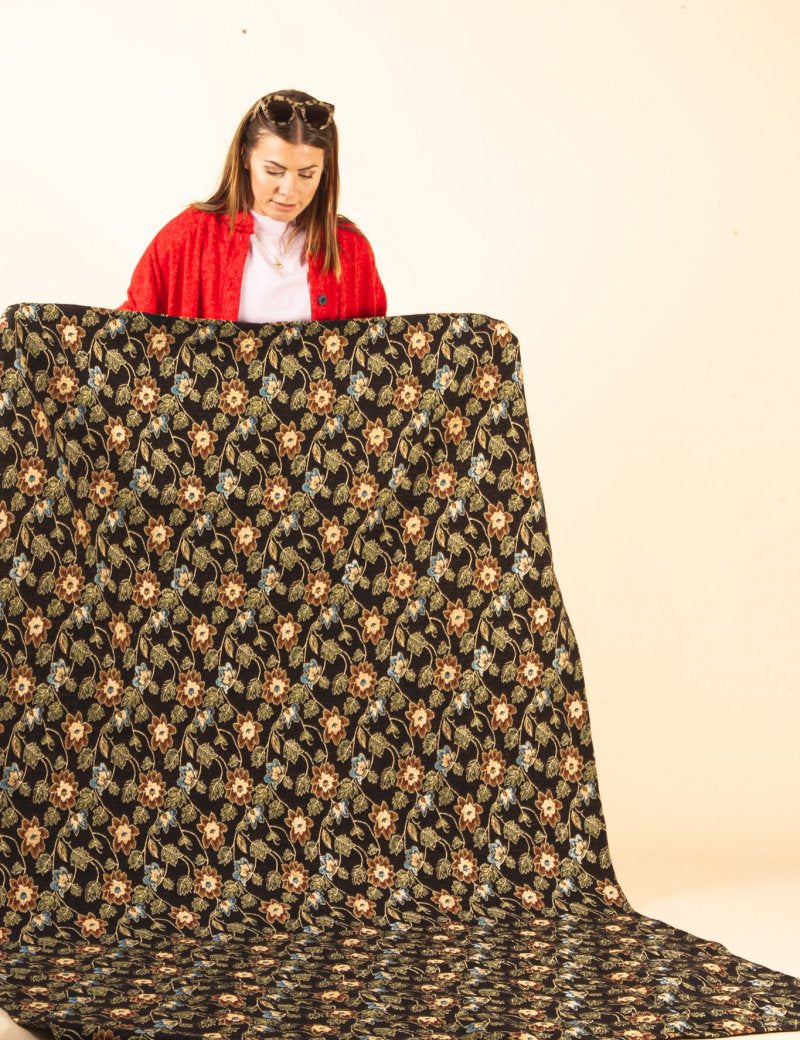 Blommonstrad_filt_Alvadalen_Black_Base_Flower_Print_252.jpg
