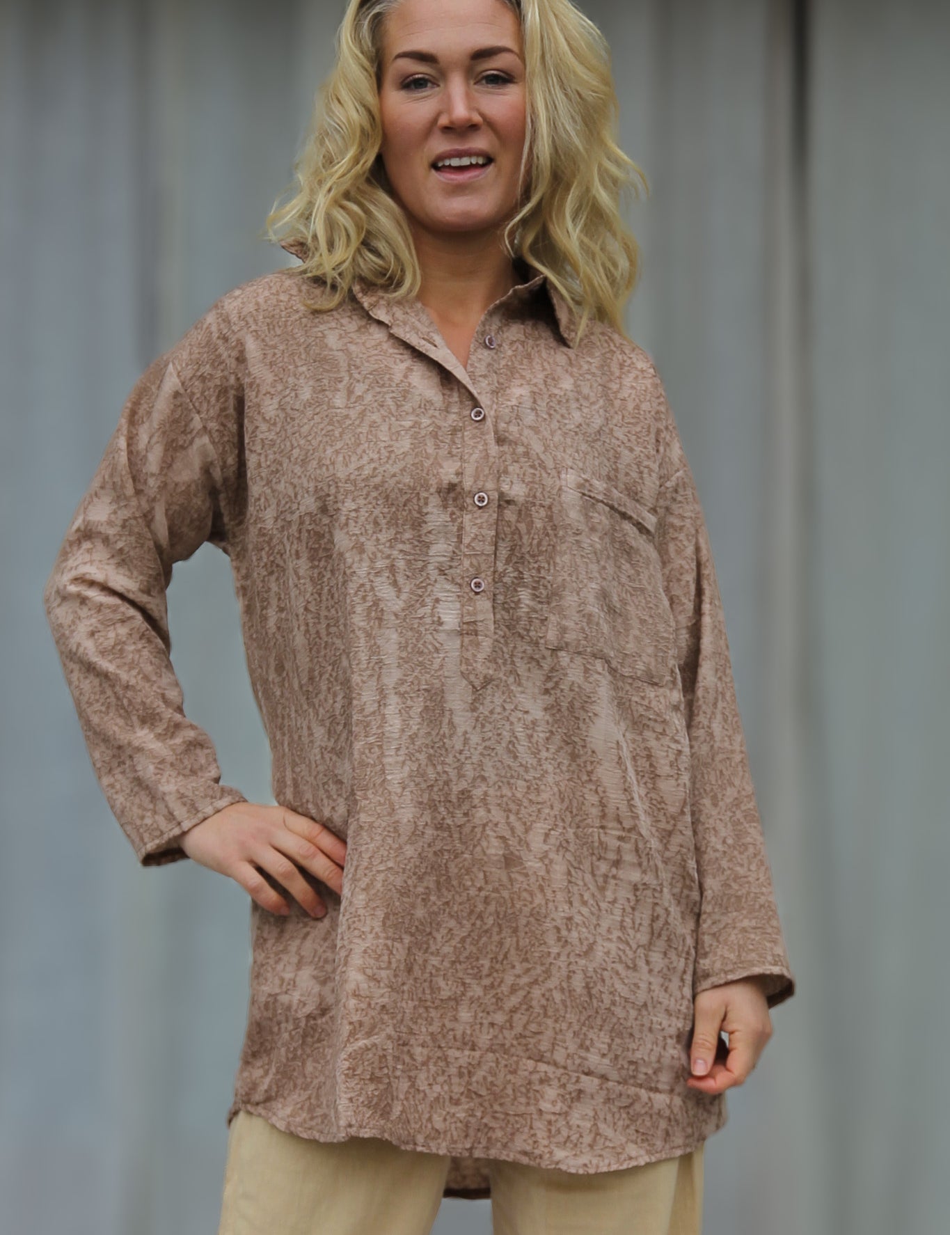 Brun_Skjorta_Dhalis_Crinkle_Brown1.jpg