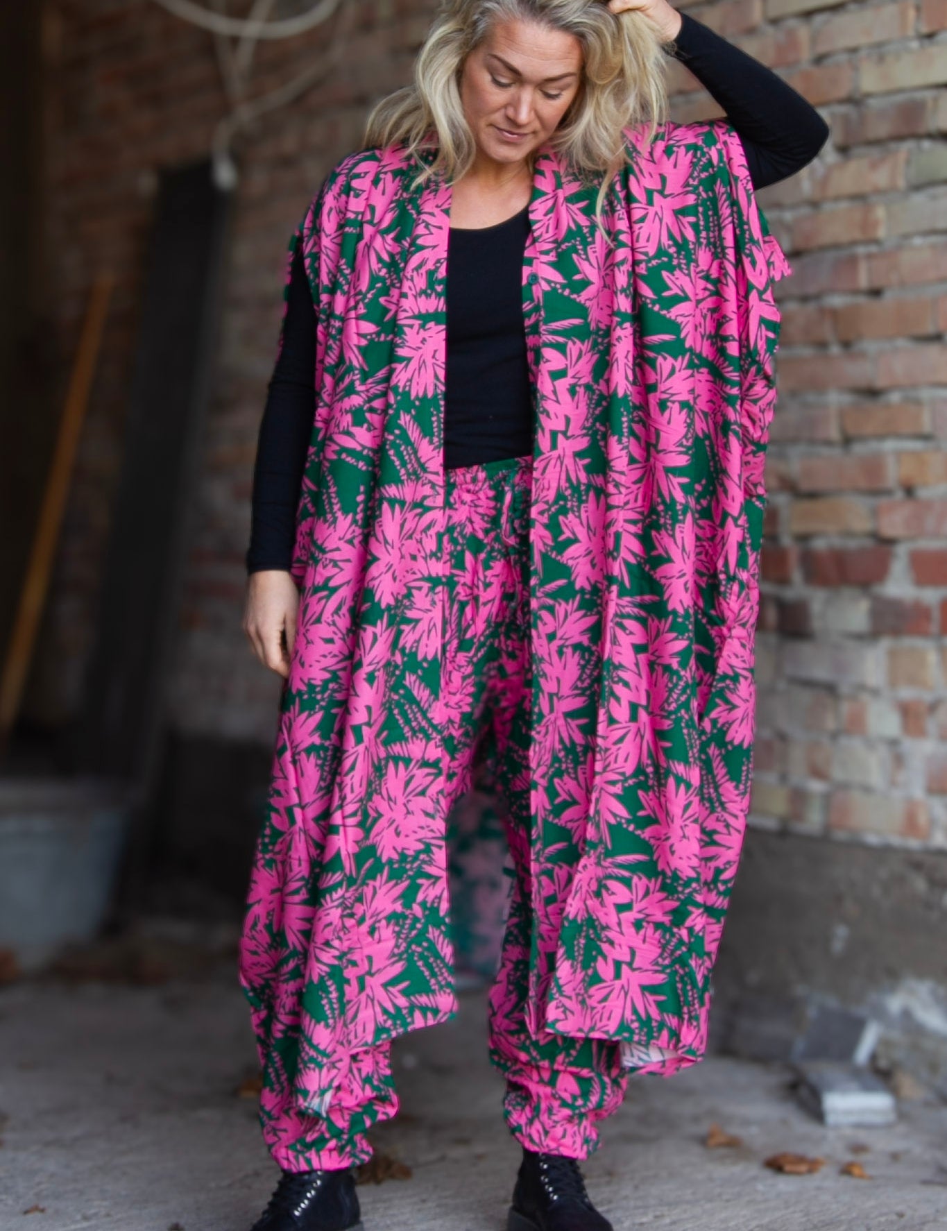 Gron_Rosa_Bladmonstrad_Kaftan_Klanning_Flower_Sea_Green_Pink1.jpg