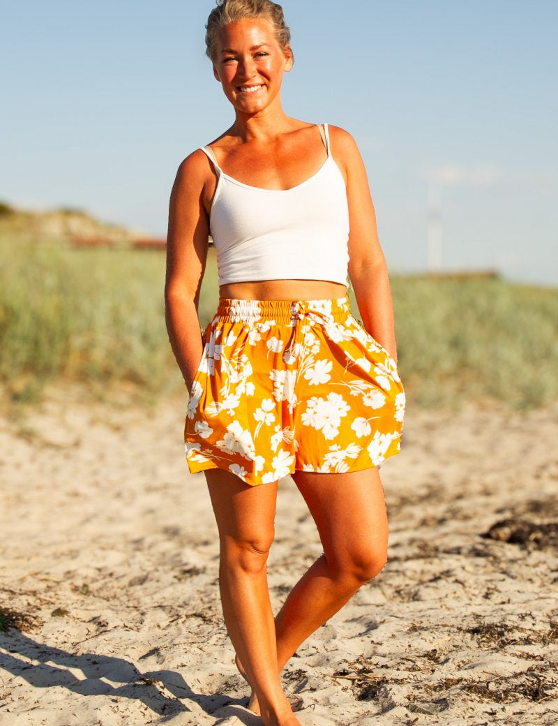 Gul_Blommiga_Shorts_Ronja_Yellow_Sunset_251.jpg