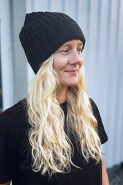 Svart Stickad Mössa Astrid Black