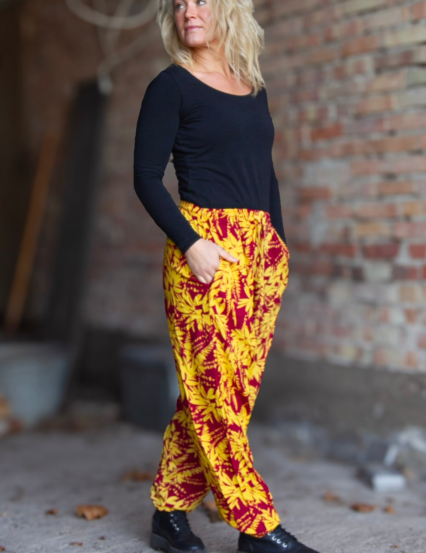 Lila_Gul_Bladmonstrad_Byxa_Flower_Sea_Purple_Yellow2.jpg