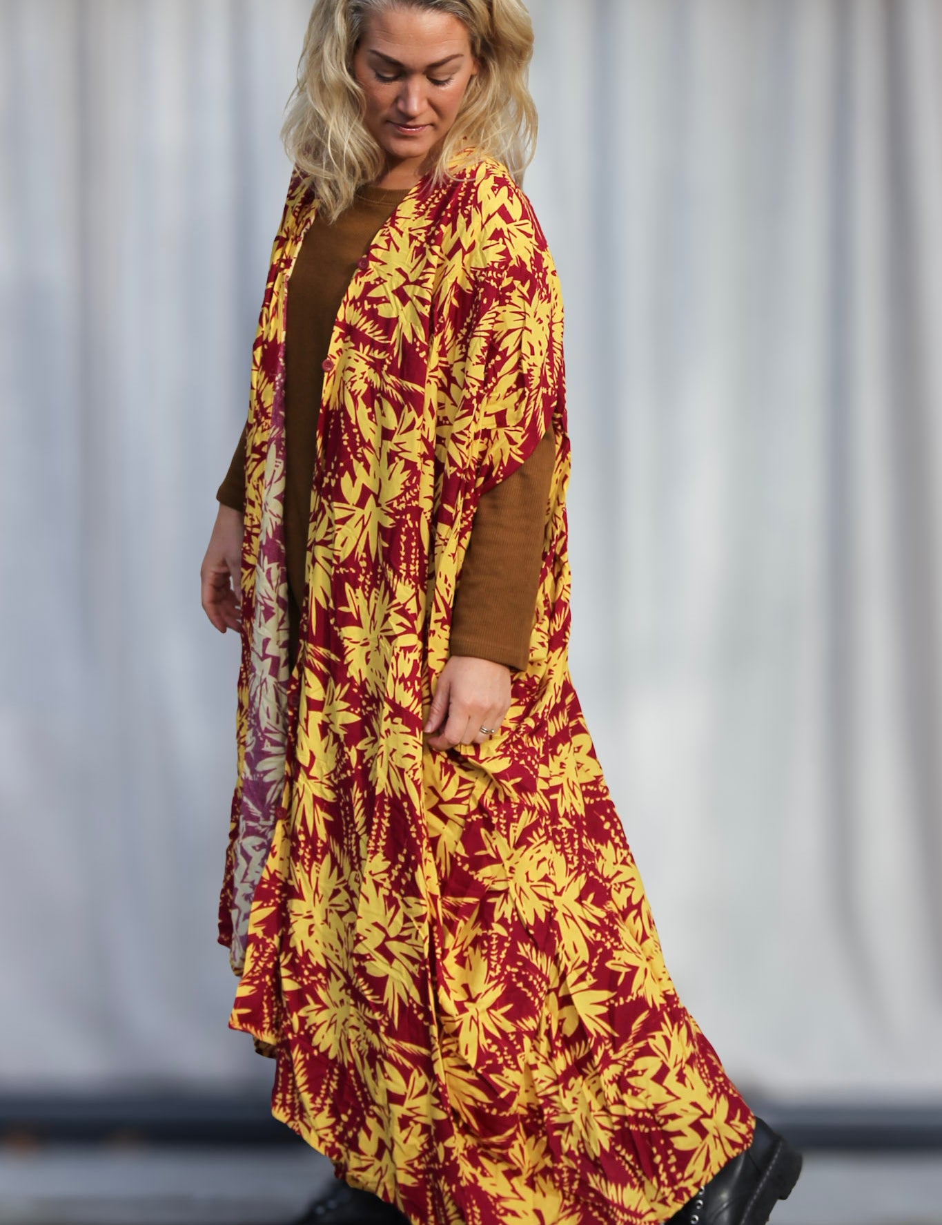 Lila_Gul_Bladmonstrad_Kaftan_Klanning_Flower_Sea_Purple_Yellow1.jpg
