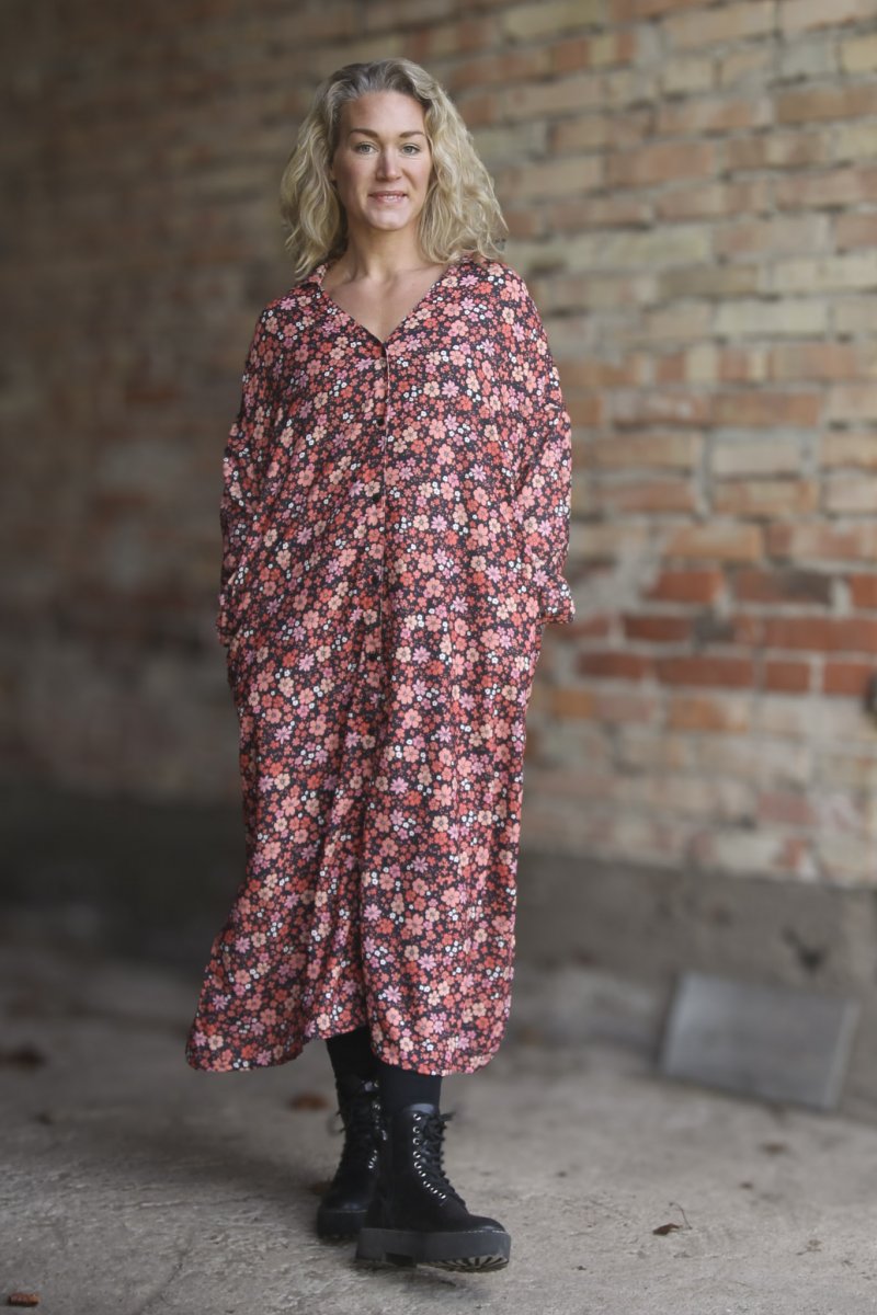 Röd Blommig Klänning Sahara Longsleeve Red Flower