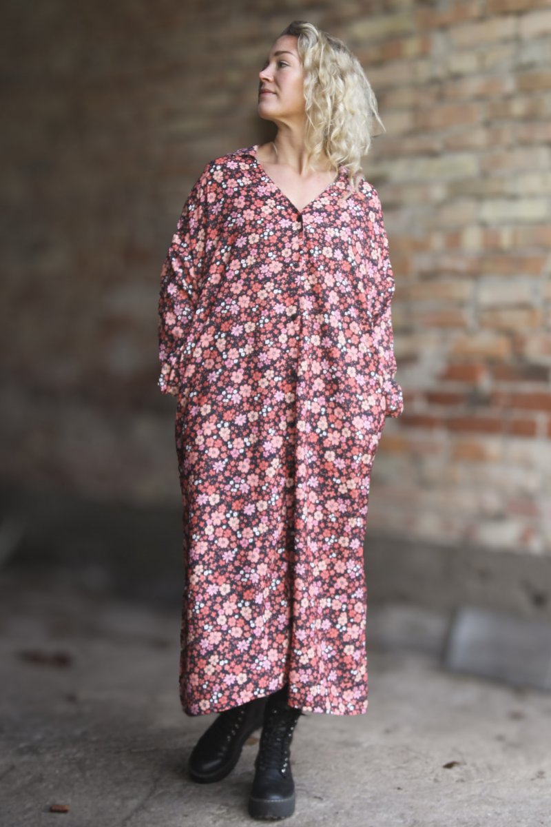 Röd Blommig Klänning Sahara Longsleeve Red Flower