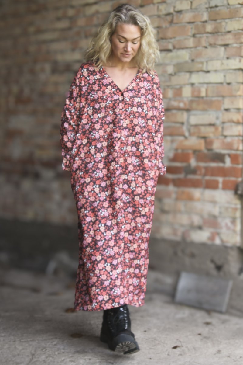 Röd Blommig Klänning Sahara Longsleeve Red Flower