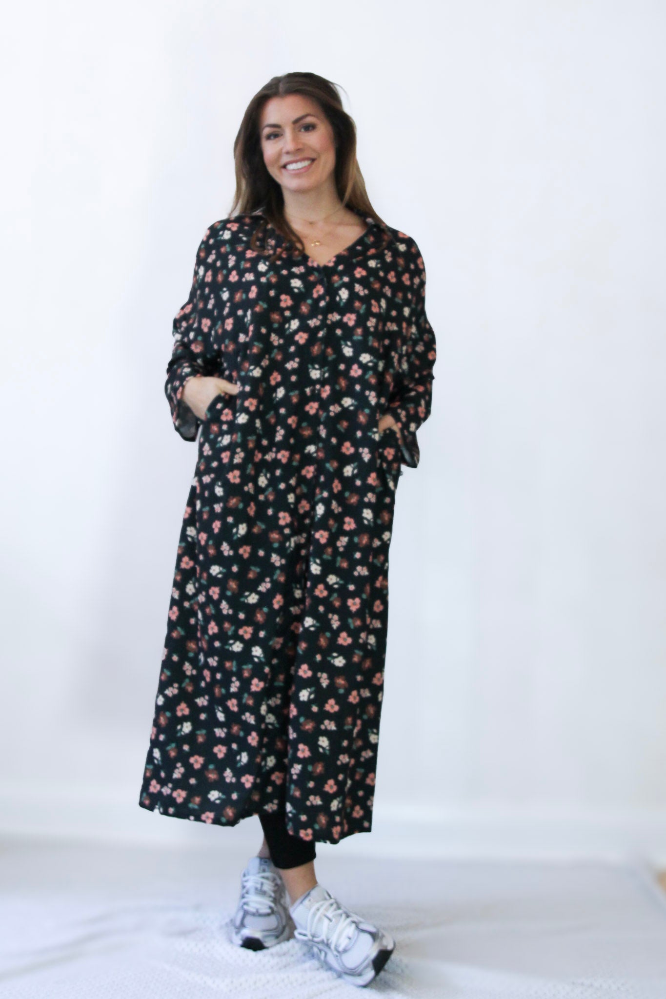 Svart Blommig Klänning Sahara Longsleeve Black Flower