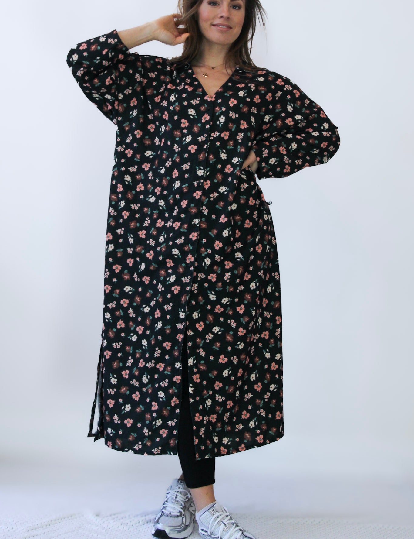 Svart_Blommig_Klanning_Sahara_Longsleeve_Black_Flower_252_71a5705d-a5f0-4b9b-92c5-c556b21c51e5.jpg