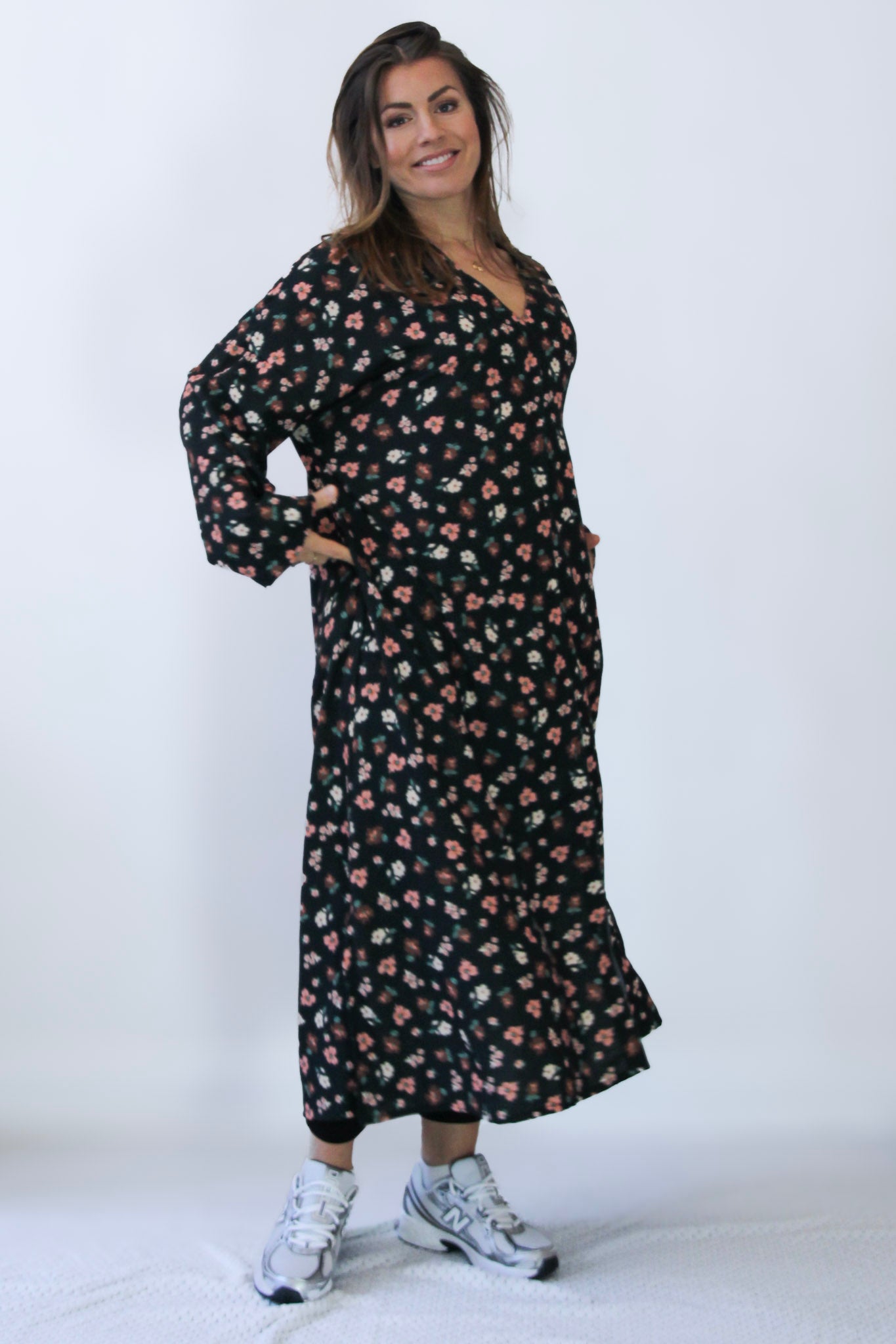 Svart Blommig Klänning Sahara Longsleeve Black Flower