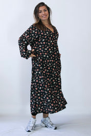 Svart Blommig Klänning Sahara Longsleeve Black Flower