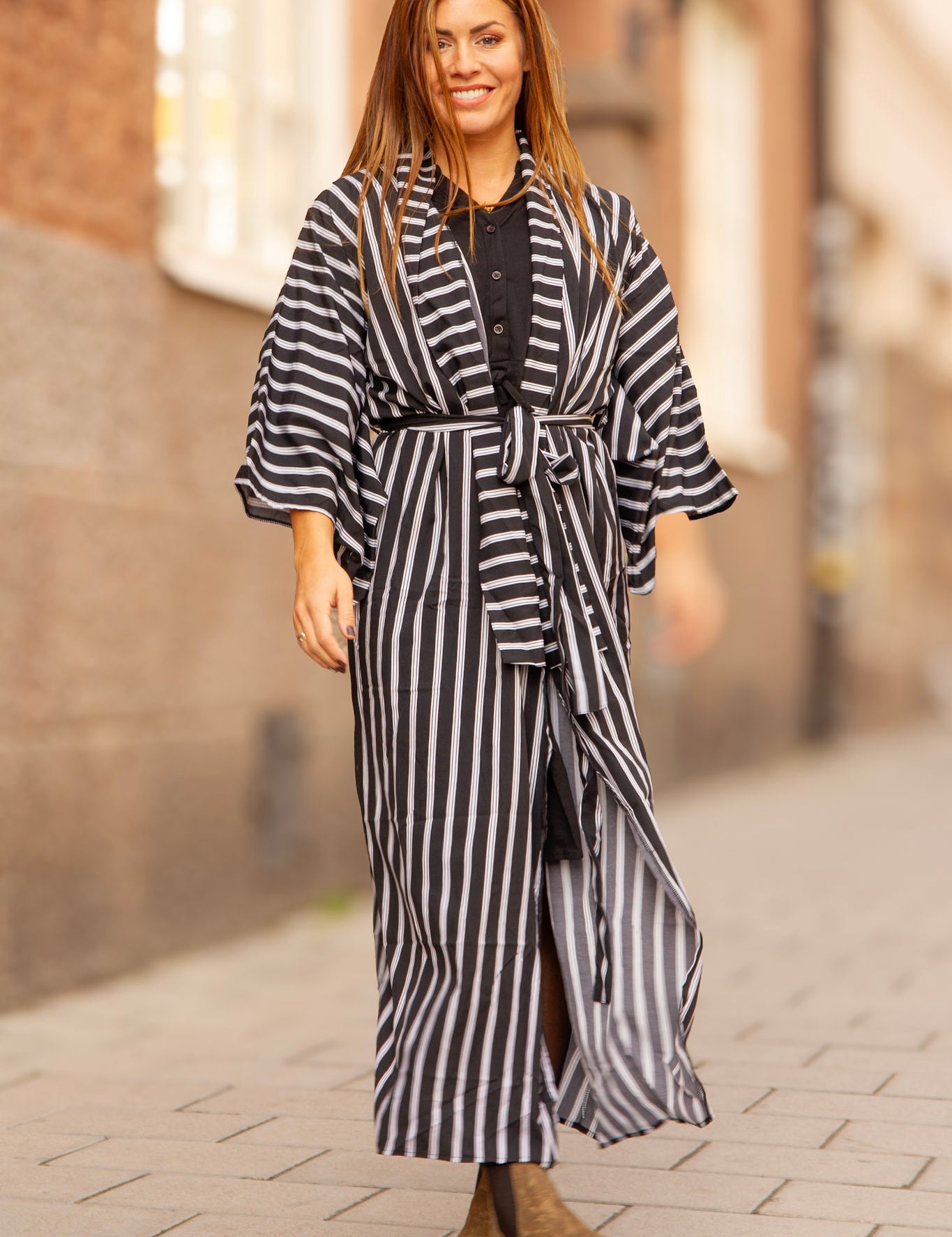 Svart_Randig_Kimono_Aomori_Black_251_a340346e-0aa2-46ef-a3cb-8e2face30bc1.jpg