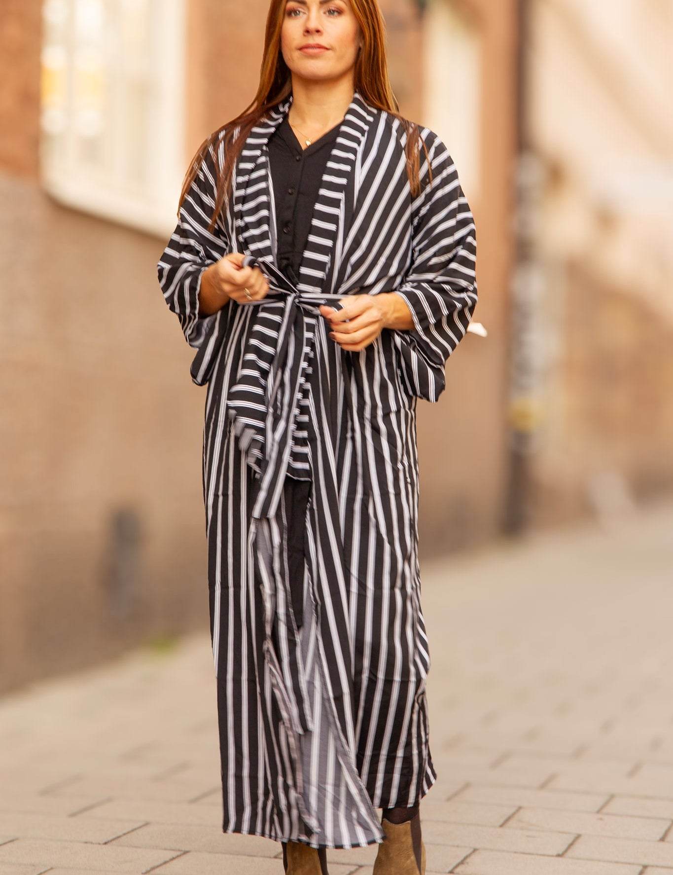 Svart_Randig_Kimono_Aomori_Black_252_766e1933-728f-4058-970f-835b5a9cf21e.jpg