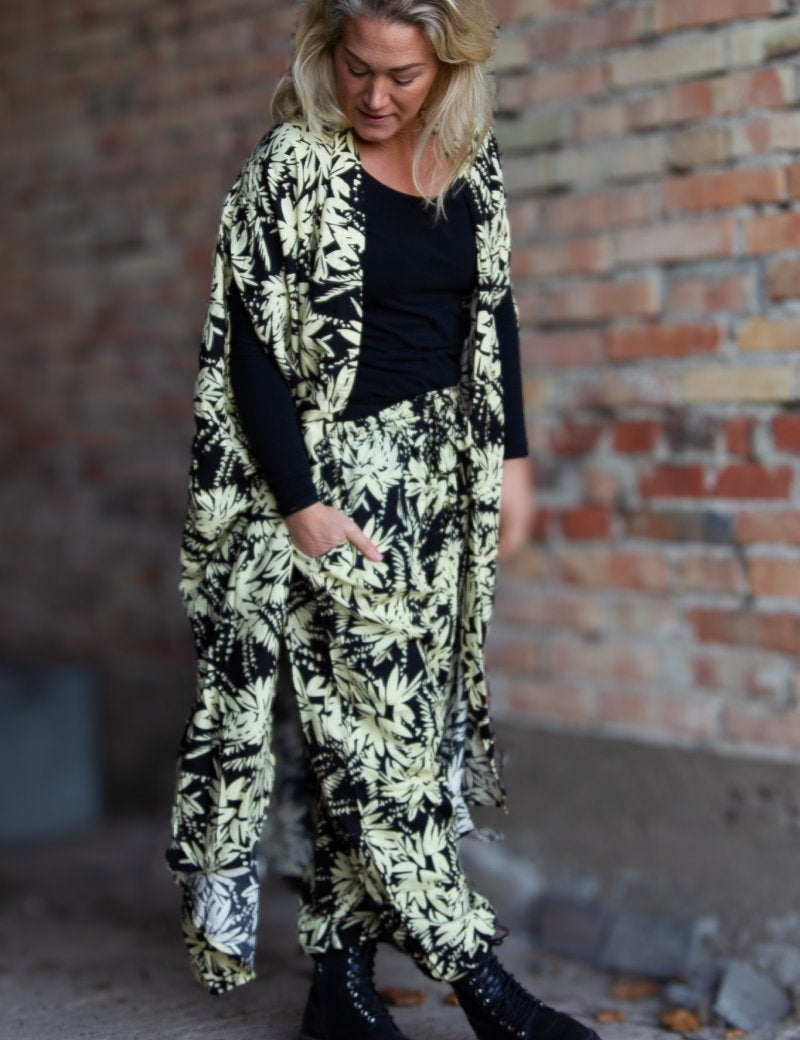 Svart_Vit_Bladmonstrad_Kaftan_Klanning_Flower_Sea_Black_White_253.jpg