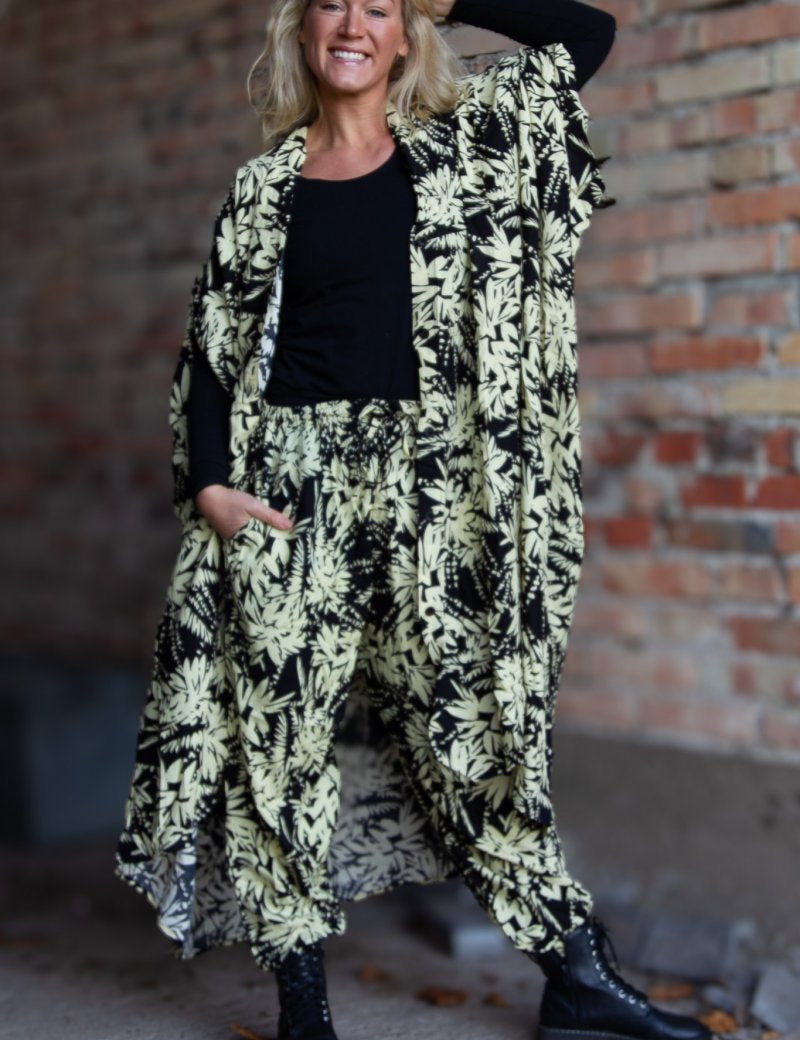 Svart_Vit_Bladmonstrad_Kaftan_Klanning_Flower_Sea_Black_White_254.jpg