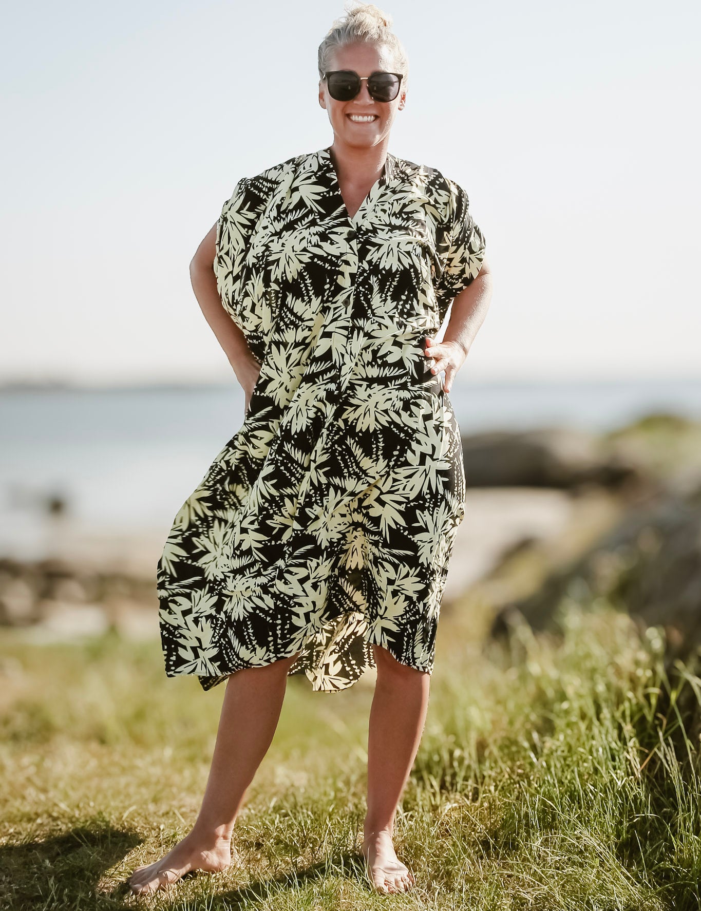 Svart_Vit_Bladmonstrad_Kaftan_Klanning_Flower_Sea_Black_White_255.jpg