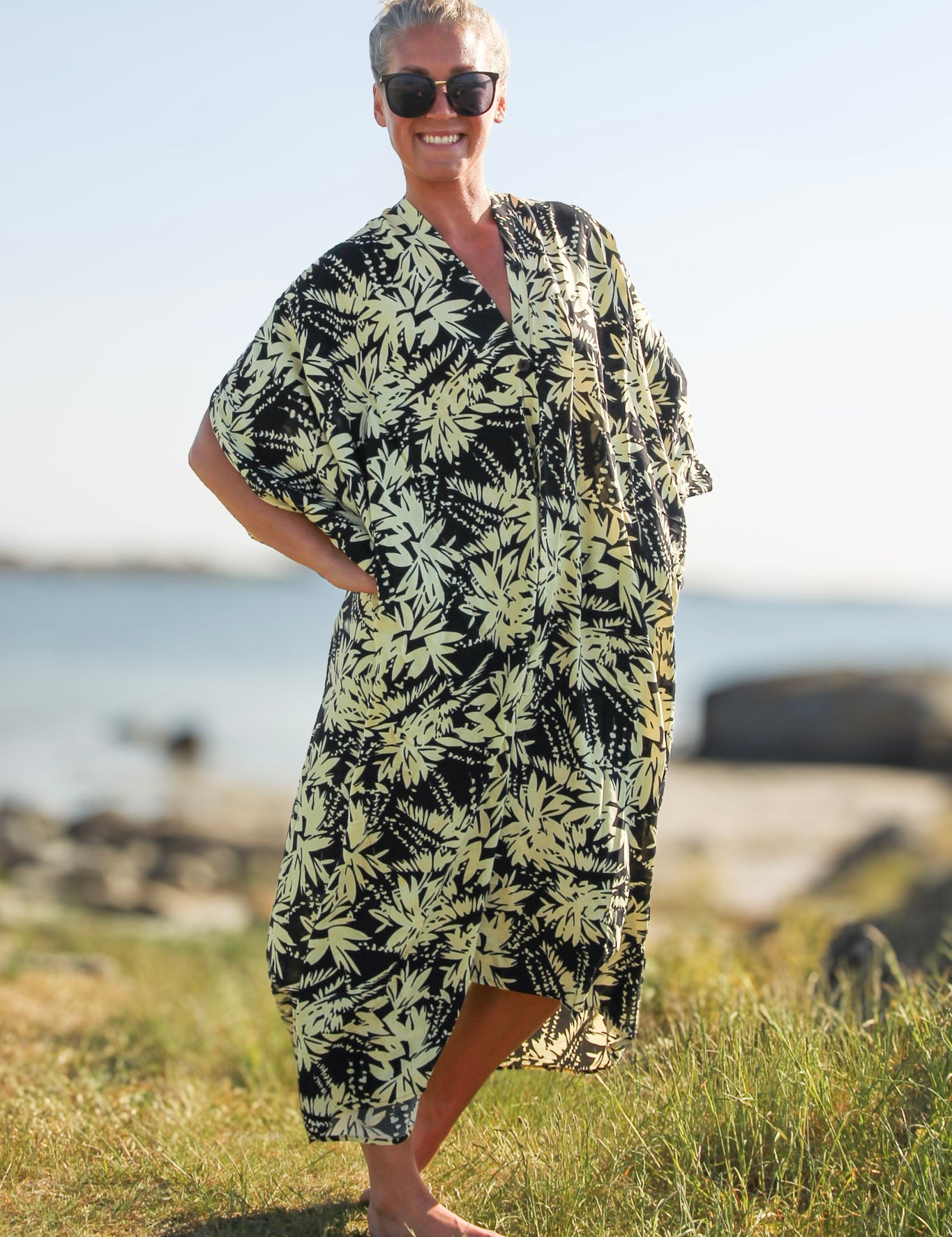 Svart_Vit_Bladmonstrad_Kaftan_Klanning_Flower_Sea_Black_White_256.jpg