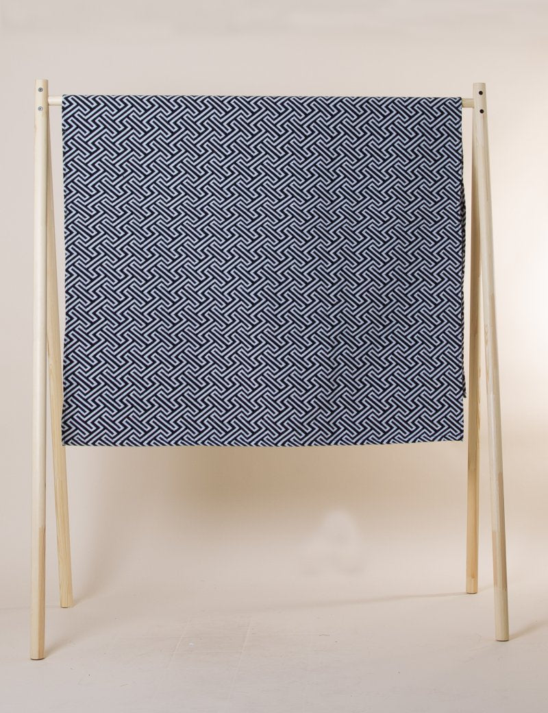 Svart_vit_monstrad_filt_Alvdalen_Labyrint_pattern.jpg