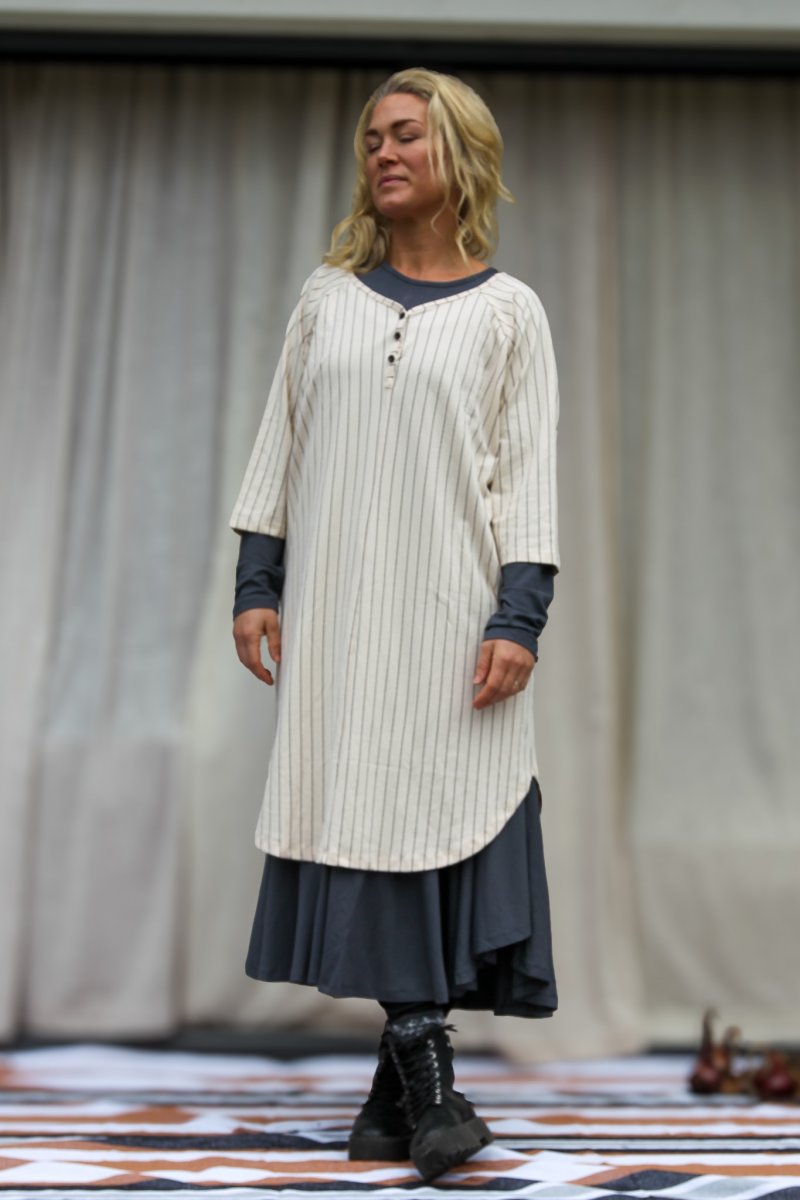Vit Klänning Feald Cream Base Stripe