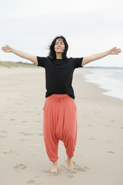 Armar utsträckta, stängda ögon