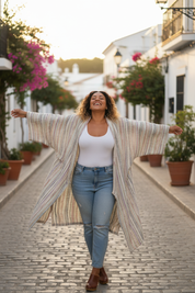 Armar utsträckta, visar kimonon