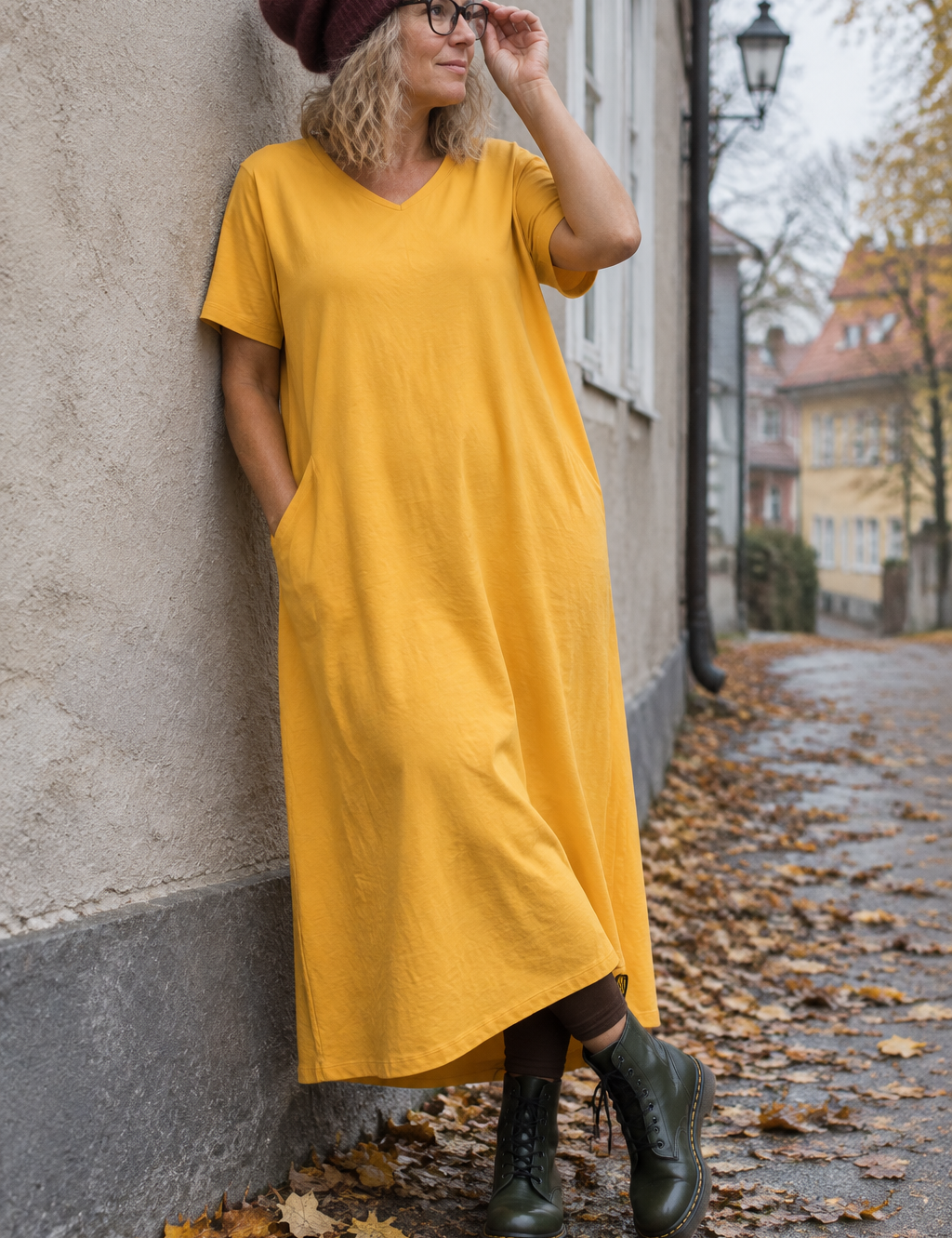 Avslappnad pose vid en putsad vägg