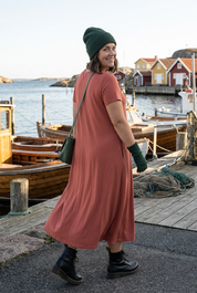 Ballerina Rust snett bakifrån i hamnmiljö