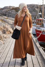 Bild 2 med gräddvit mössa och svarta mockakängor