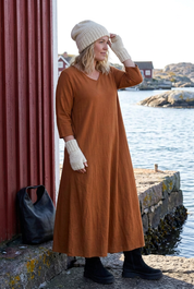 Bild 4 med gräddvit mössa, vantar och svart påsväska