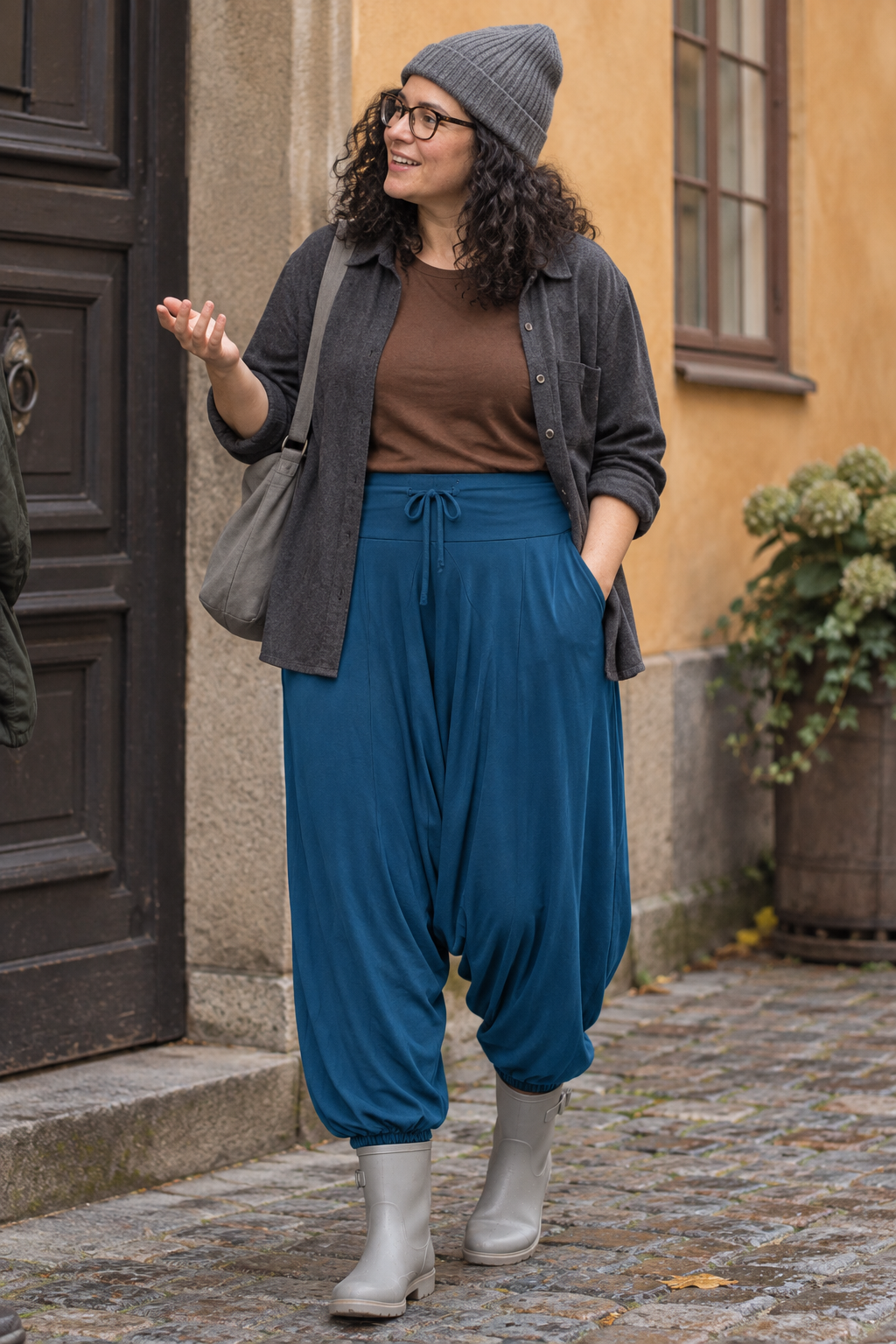 Blå haremsbyxa i samtal