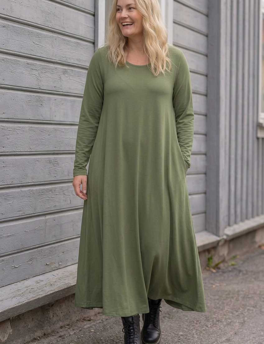 Blond modell i ett spontant samtal vid träfasaden