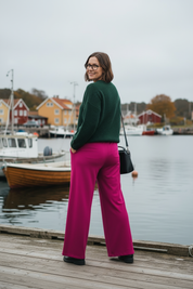 Ceriserosa byxor bakifrån i hamnen