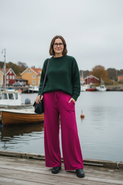 Ceriserosa byxor framifrån i hamnen