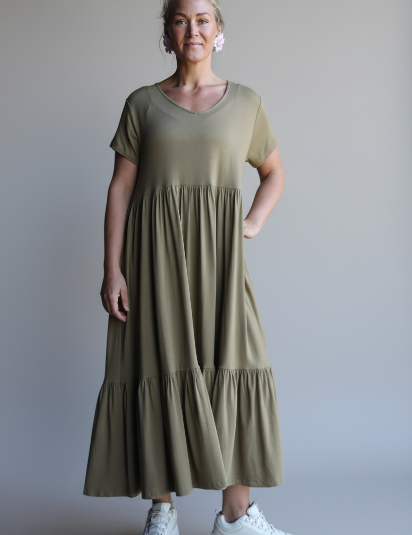 enhanced-Brun_Beige_Draperad_Klanning_Amelie_Brown_Beige3_2048x2048_4a073d80-d1f2-470f-a352-d7782371b368.png