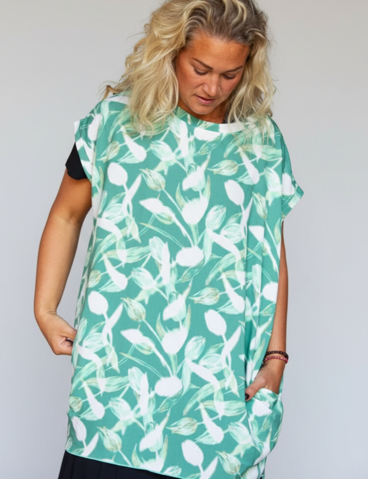 enhanced-Gron_Monstrad_Tunika_Dalia_Green_Print_252_2048x2048_f4927b45-3469-49fa-a7c5-c15d30177f4a.png