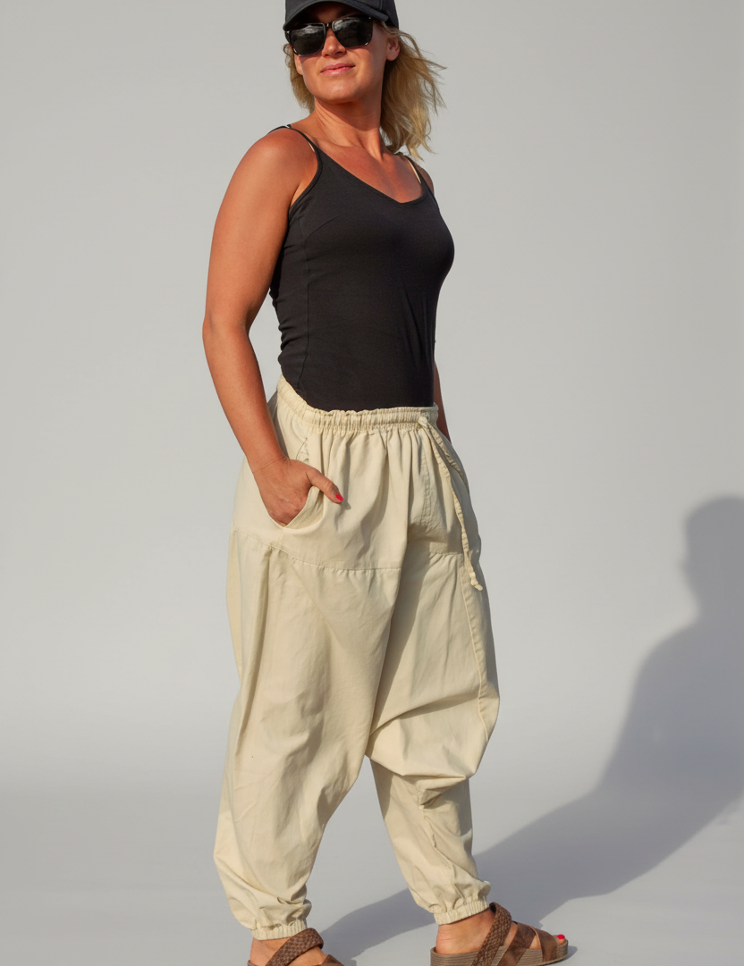enhanced-Kramvit_Haremsbyxa_Yogi_Cargo_Cream_White244_2048x2048_351ecac2-29db-4a1b-abe8-953bd32d362a.png