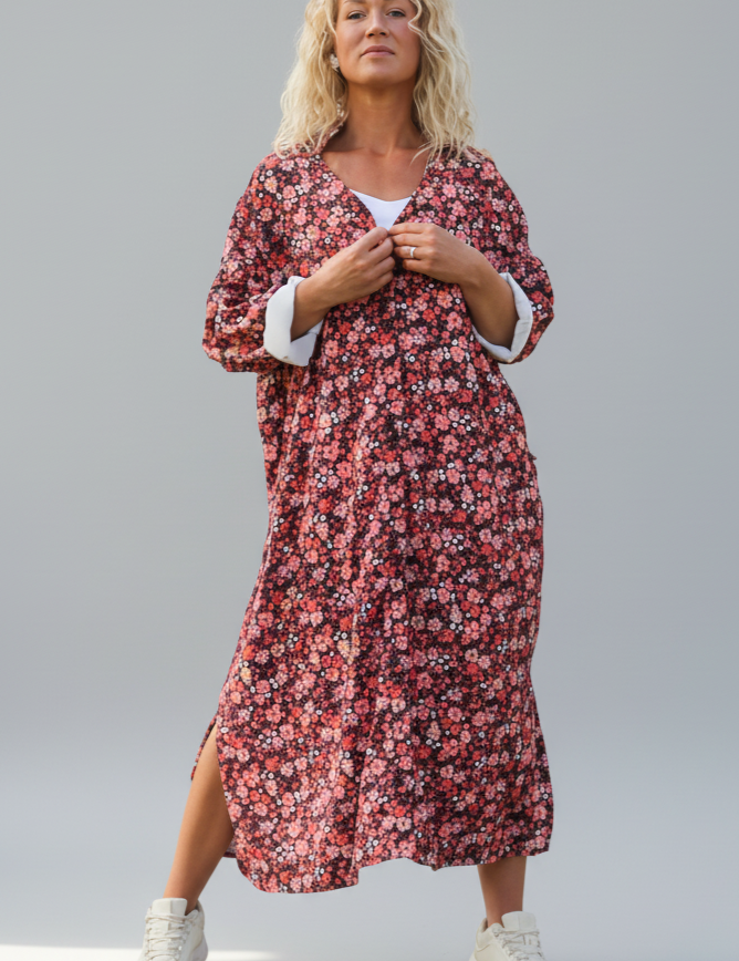 enhanced-Rod_Blommig_Klanning_Sahara_Longsleeve_Red_Flower261_2048x2048_e2cf2a41-0bd4-447f-a809-02bd451f22d3.png