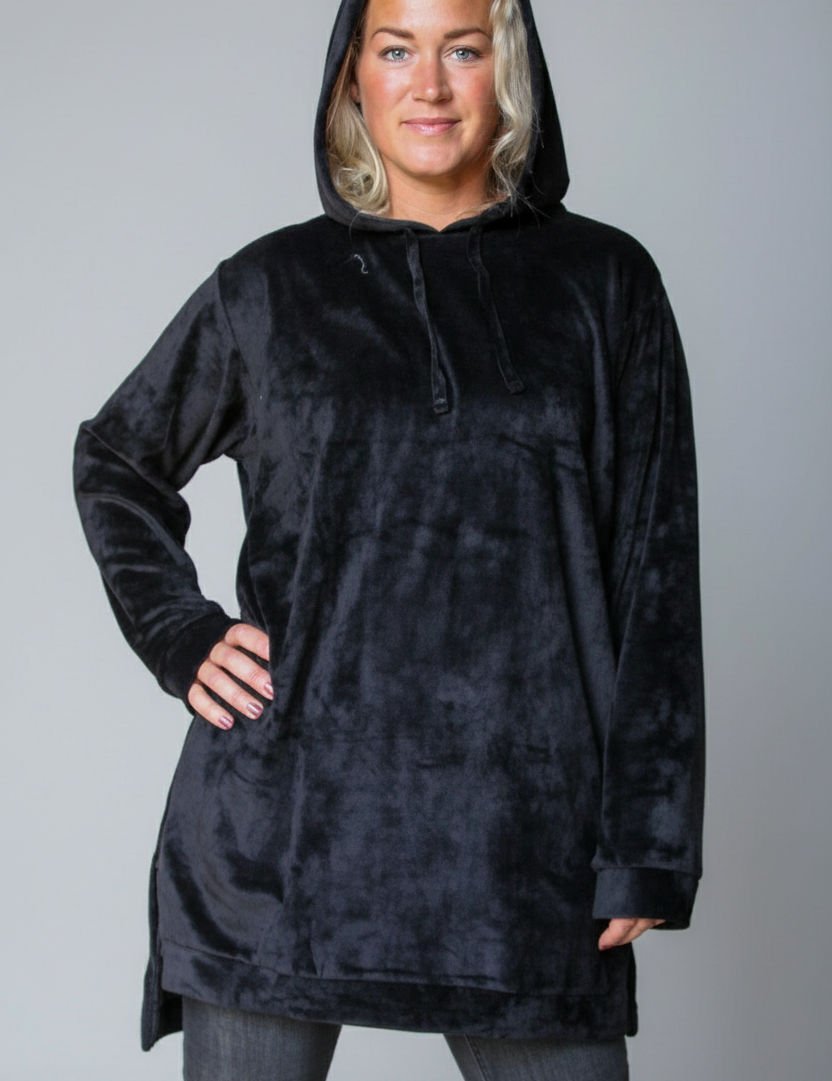 enhanced-Svart_Hoodie_Klanning_Long_Black2_2048x2048_285821be-696e-44aa-82ff-51e94f8c4d96.png